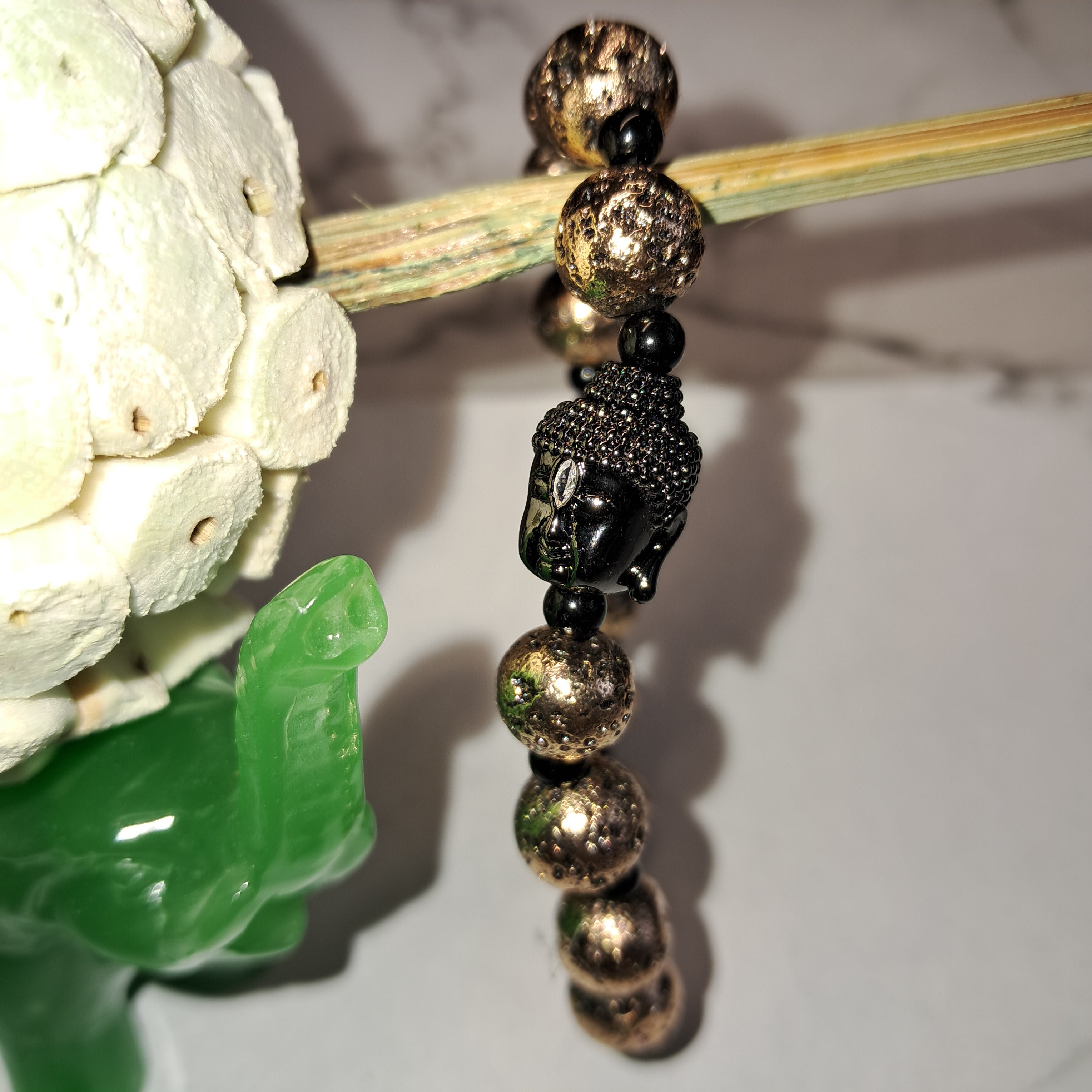 Bracelet mixte en perle de lave dorée - Style zen - Buddha noir