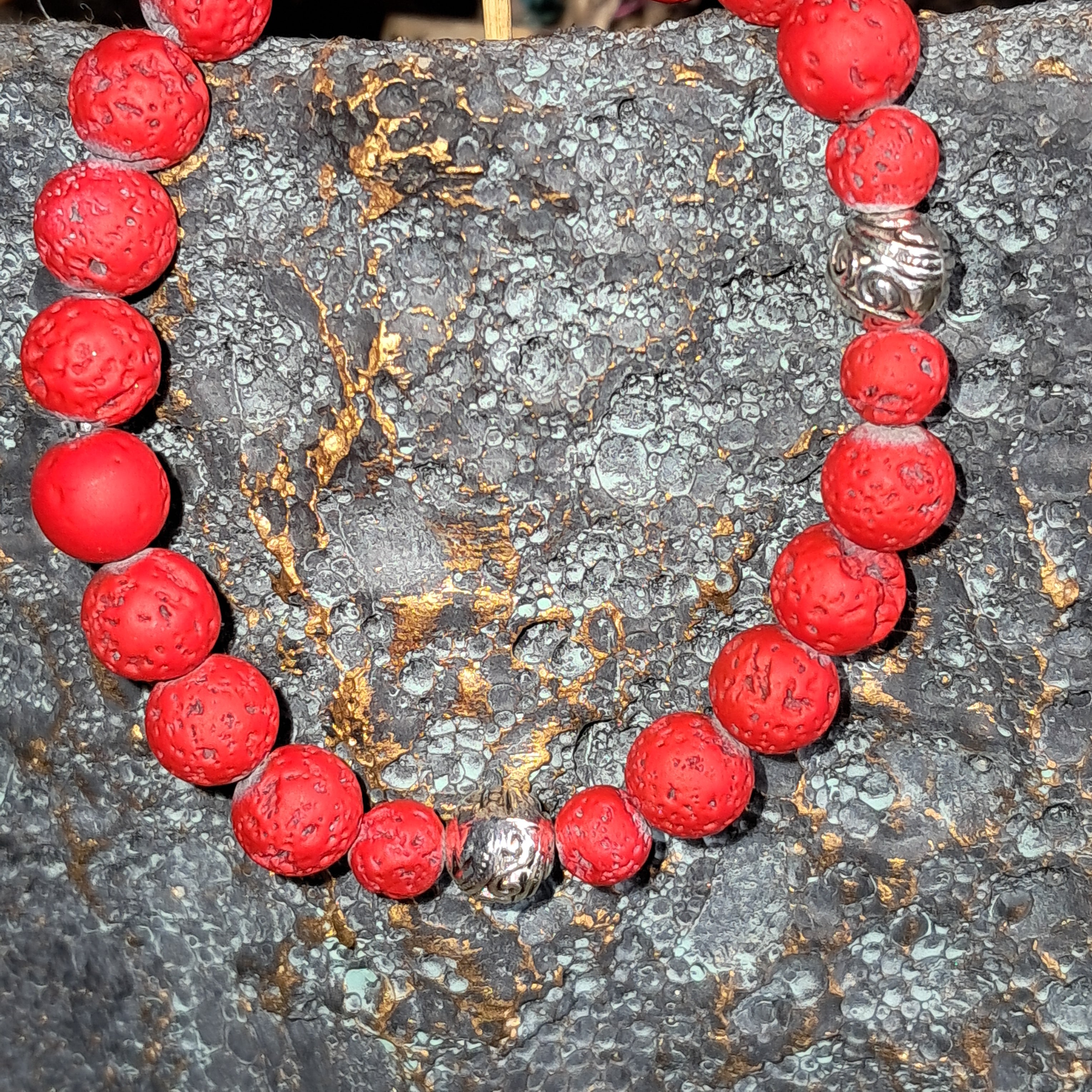 Bracelet perles de lave rouge - Perle métal argentée artisanal