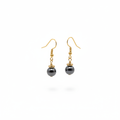 Boucles hématite fond blanc