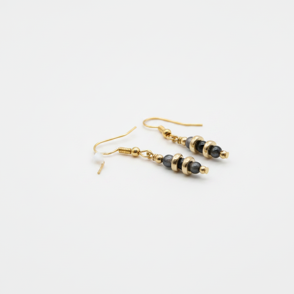 Boucles perles artisanales chic fond blanc