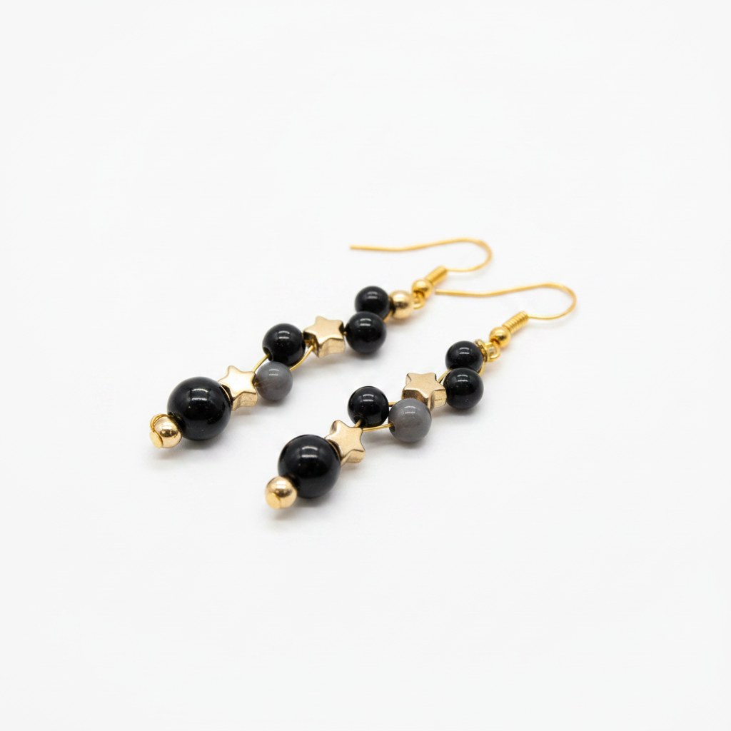 Boucles perles délicates artisanales fond blanc