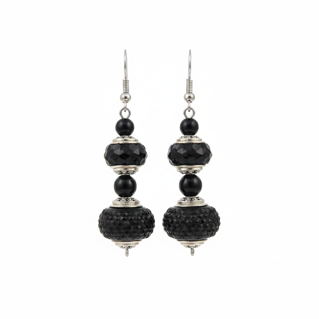 Boucles perles facettes noires fond blanc