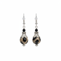 Boucles perles fines fond blanc