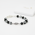 Bracelet délicat fond blanc