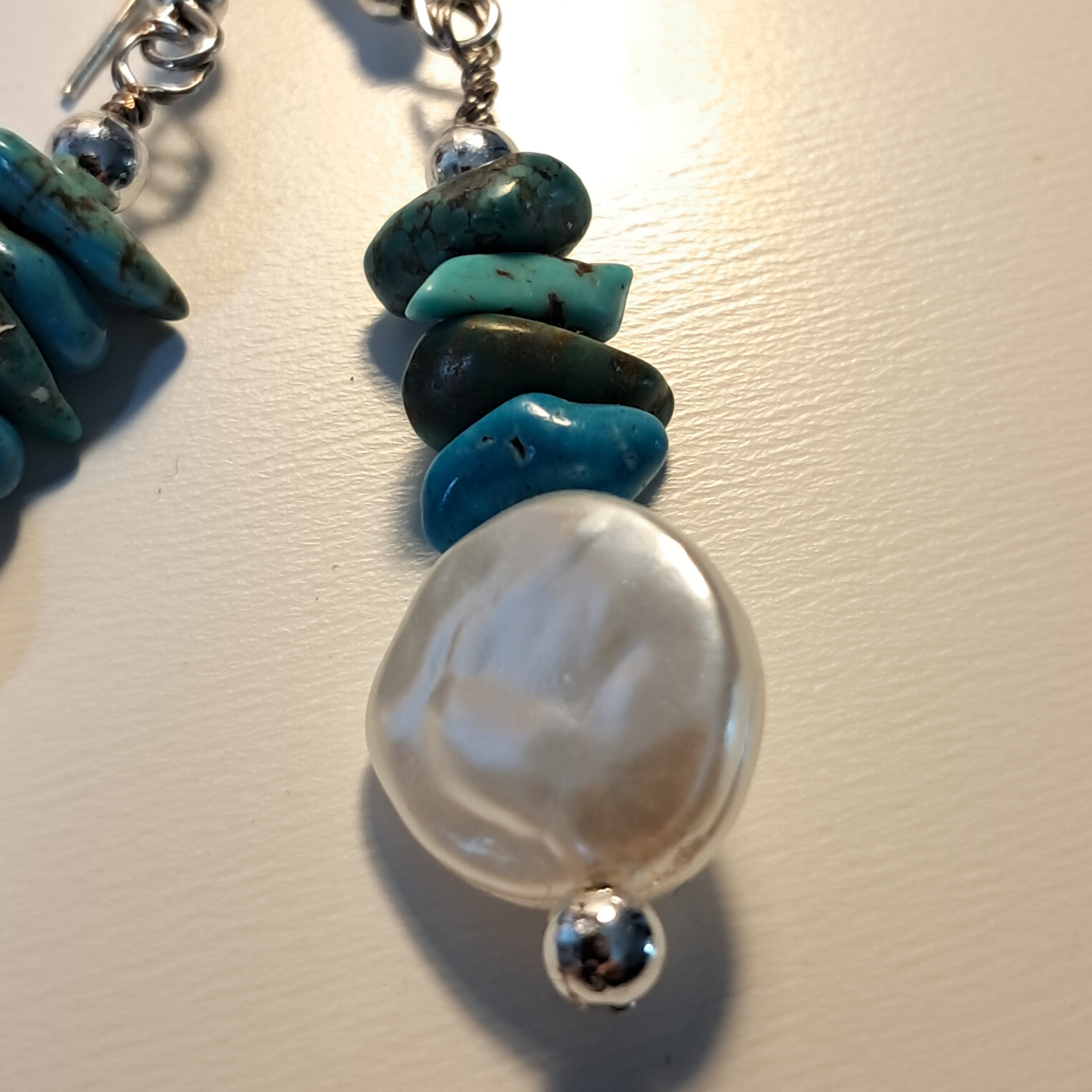 Boucles d'oreilles artisanales perles colorées et perle blanche nacrée